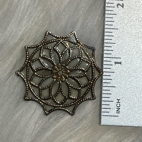 Vintage Lightweight Brooch - Picture 7 of 7